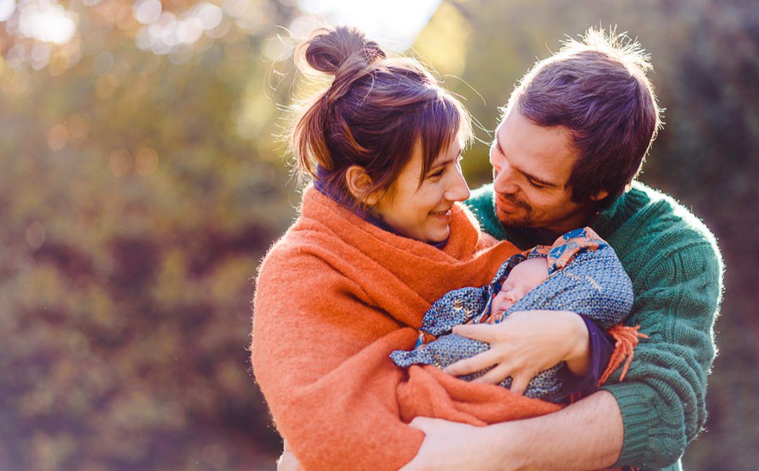 Sonniges Newbornshooting im Garten