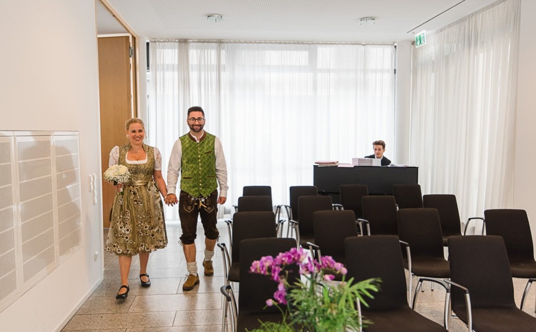 Heiraten In Bayerischem Blau Weiss Im Botanischen Garten Jung Und