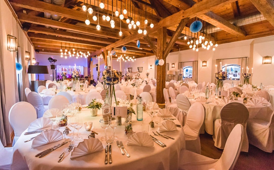 Heiraten In Bayerischem Blau Weiss Im Botanischen Garten Jung Und