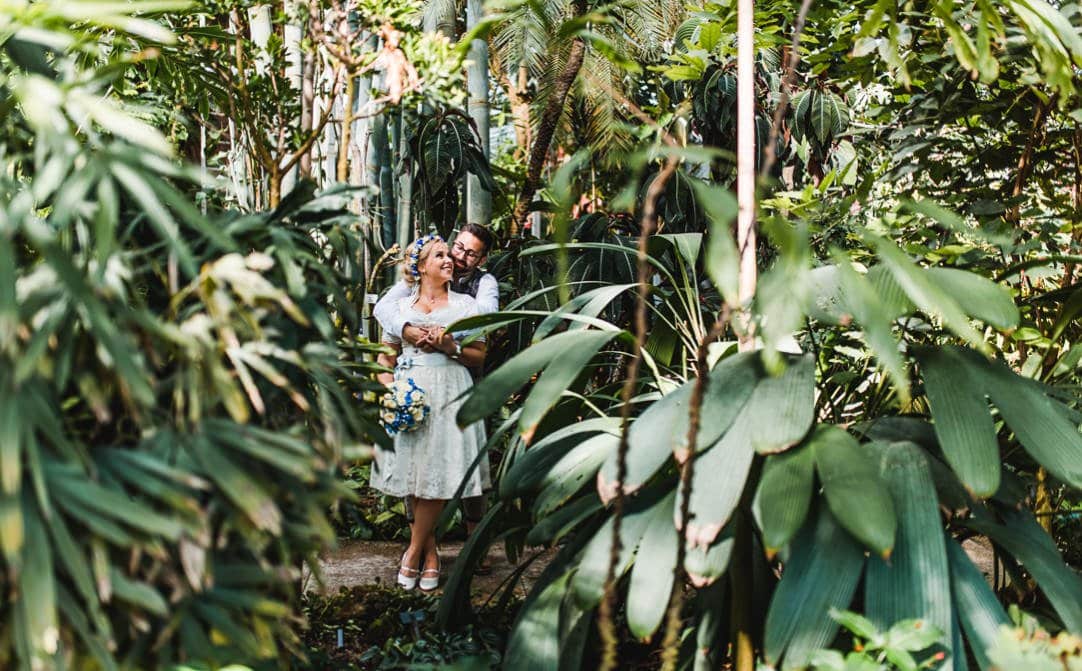 Heiraten In Bayerischem Blau Weiss Im Botanischen Garten Jung Und