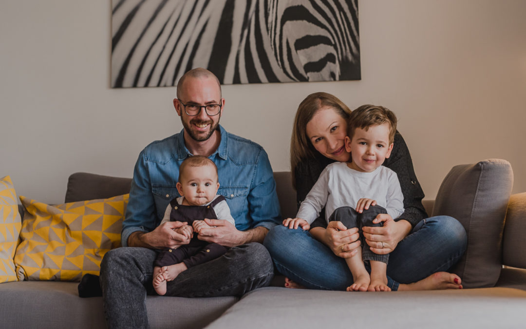 Family Homestory im Winter: Couchparty bei Freunden