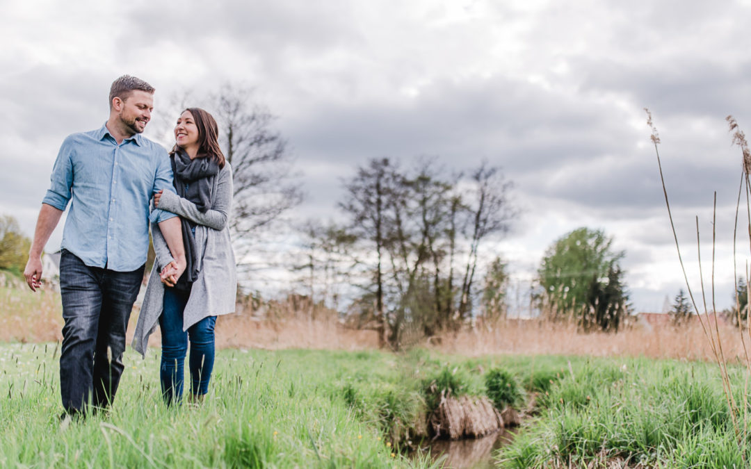 Wiesenliebe und Waldromantik – Pärchenshoot vor der Hochzeit