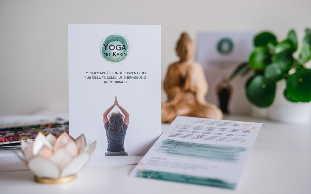 Das Zusammenspiel von Fotos, Logo und Grafikdesign: ein Yoga-Flyer